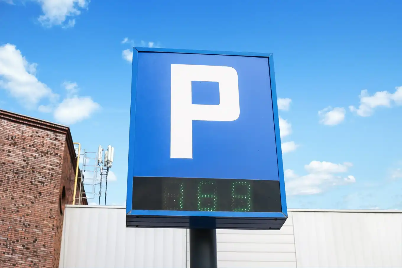 parking i tablica z liczbą wolnych miejsc