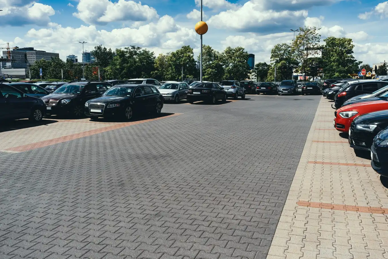 samochody na parkingu