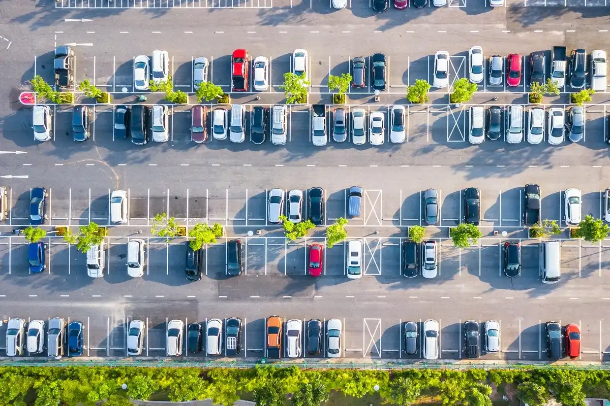 samochody na parkingu